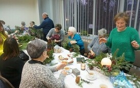 Podczas warsztat&oacute;w mieszkańcy gminy Opatowiec stworzyli piękne dekoracje 03