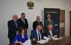 Podpisanie um&oacute;w na kwotę ponad trzech milion&oacute;w złotych na modernizację budynk&oacute;w remiz OSP, świetlic i szk&oacute;ł na terenie gminy Opatowiec w ramach Rządowego Funduszu Polski Ład 8