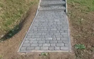 Remont chodnika przy Grobie Nieznanego Żołnierza w Charbinowicach 4
