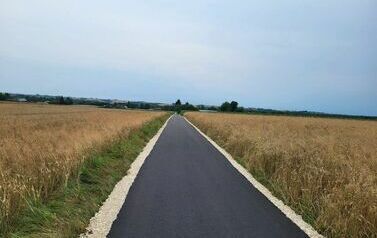 Nowy asfalt na drodze gminnej w miejscowości Charbinowice 01