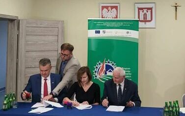 Podpisanie umowy na dofinansowanie przebudowy budynku po dawnym sklepie GS w miejscowości Ksany 01