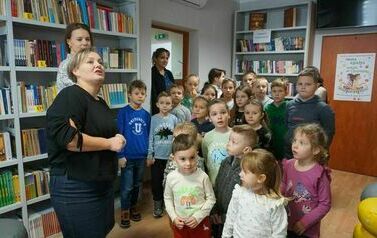 Uczniowie z Zespołu Szkolno-Przedszkolnego z Krzczonowa z wizytą w bibliotece 01
