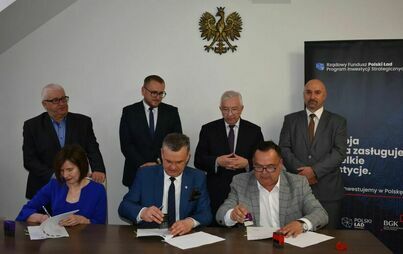 Zdjęcie do Podpisanie umowy na 86 przydomowych oczyszczalni ściek&oacute;w w gospodarstwach indywidualnych