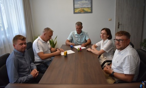 „Zielony Przystanek” – powstaje nowa strefa postojowa dla kamperów na Podskalu.